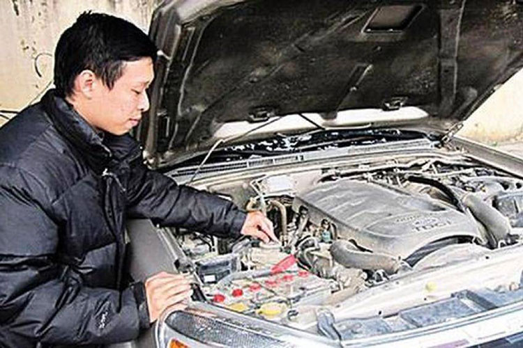 Bơm tay là cái núm tròn nằm ngay trên cái lọc nhiên liệu. Bạn cần ấn liên tục vào cái bơm tay này trước khi khởi động để giúp đẩy dầu vào bơm cao áp và dầu có thể lưu thông tốt hơn. Bạn ấn đến khi thấy căng tay và không thể ấn được nữa thì dừng lại và vào đề thử. Trong trường hợp bạn chỉ ấn có một lần là đã được ngay thì bơm tay của chiếc xe có thể đã bị hỏng và khả năng cao hơn là dầu không được đưa vào ống. Bạn cần đưa xe đi bảo dưỡng để tiến hành kiểm tra và thay thế.