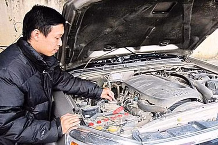 Bơm tay là cái núm tròn nằm ngay trên cái lọc nhiên liệu. Bạn cần ấn liên tục vào cái bơm tay này trước khi khởi động để giúp đẩy dầu vào bơm cao áp và dầu có thể lưu thông tốt hơn. Bạn ấn đến khi thấy căng tay và không thể ấn được nữa thì dừng lại và vào đề thử. Trong trường hợp bạn chỉ ấn có một lần là đã được ngay thì bơm tay của chiếc xe có thể đã bị hỏng và khả năng cao hơn là dầu không được đưa vào ống. Bạn cần đưa xe đi bảo dưỡng để tiến hành kiểm tra và thay thế.