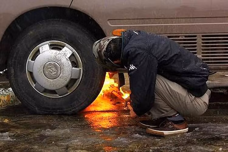 Làm nóng đáy các-te: Để thực hiện cách này bạn cần sử dụng đèn khò hoặc là đốt lửa trực tiếp ở đáy các-te cho dầu nhớt bôi trơn động cơ bớt đặc. Như vậy, động cơ sẽ dễ dàng và nhanh chóng khởi động hơn. Với cách chữa ôtô khó nổ vào mùa đông này bạn cần lưu ý đạp côn để dầu nhớt hộp số không gây cản trở cho vòng tua máy. Tuy cách làm này khá đơn giản và cho hiệu quả cao nhưng lại khá nguy hiểm.