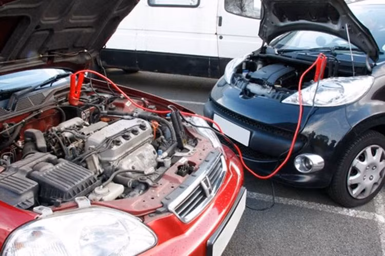 Nếu nguyên nhân xe ôtô của bạn khó nổ là do ắc-quy yếu thì bạn nên câu điện bằng cách sử dụng ắc-quy dự phòng. Muốn sử dụng ắc-quy được lâu dài thì khi máy khó nổ không nên đề liên tục vì nếu làm như vậy ắc- quy sẽ rất nhanh sụt áp và dẫn đến hỏng.