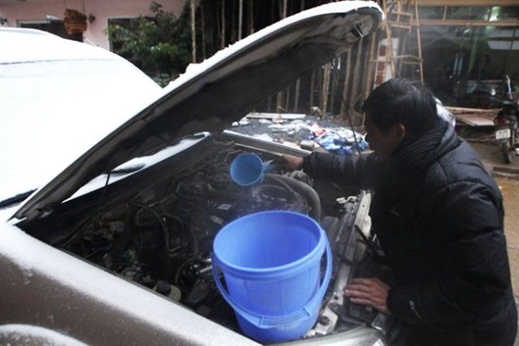 Nếu thời tiết quá lạnh khiến cho chiếc xe của bạn không thể nổ được máy thì bạn nên dùng biện pháp dùng quạt sưởi hoặc dội từ từ nước sôi vào khu vực bầu lọc nhiên liệu và bơm cao áp. Với cách chữa ôtô khó nổ vào mùa đông này thì nhiệt độ của nhiên liệu được đẩy lên cao và dễ dàng cho việc lưu thông hơn. Đây là cách khá đơn giản mà hiệu quả lại nhanh mà bạn nên dùng.