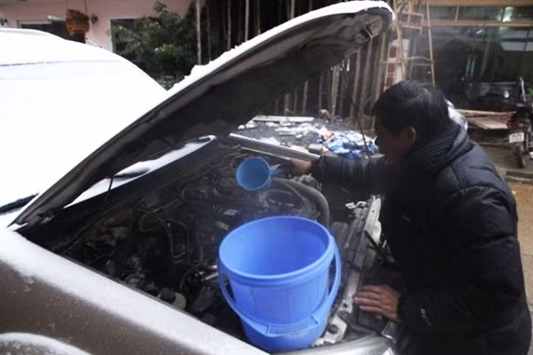 Nếu thời tiết quá lạnh khiến cho chiếc xe của bạn không thể nổ được máy thì bạn nên dùng biện pháp dùng quạt sưởi hoặc dội từ từ nước sôi vào khu vực bầu lọc nhiên liệu và bơm cao áp. Với cách chữa ôtô khó nổ vào mùa đông này thì nhiệt độ của nhiên liệu được đẩy lên cao và dễ dàng cho việc lưu thông hơn. Đây là cách khá đơn giản mà hiệu quả lại nhanh mà bạn nên dùng.