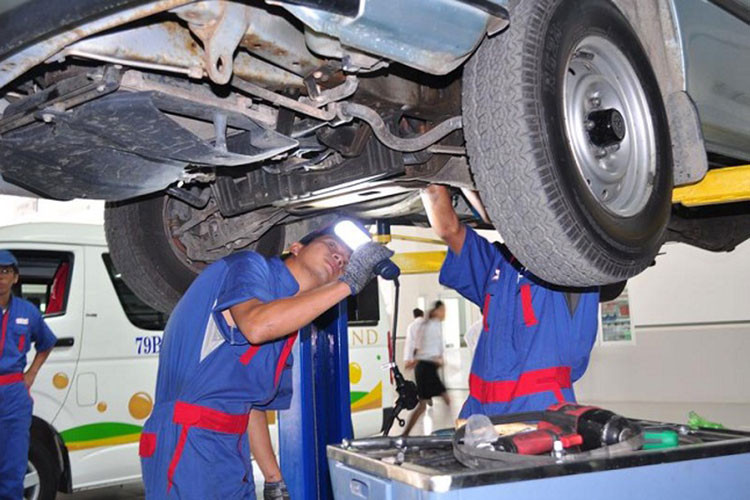 Ngoài ra, bạn cũng nên đổ đầy nhiên liệu thường xuyên vì khi nhiệt độ xuống thấp nếu ít nhiên liệu lượng hơi nước ngưng tụ trong thùng nhiên liệu nhiều sẽ ảnh hưởng tới việc đốt cháy. Ngoài ra, bạn nên sử dụng loại dầu bôi trơn chuyên dụng cho mùa đông. Video: Những lưu ý khi sử dụng xe vào mùa Đông.