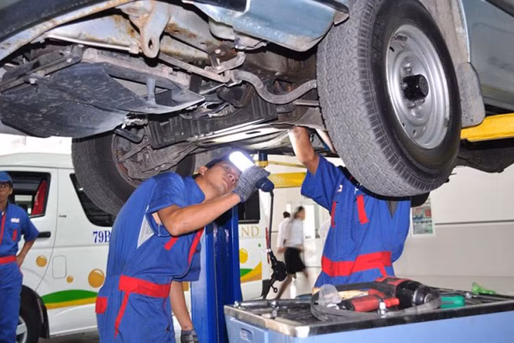 Ngoài ra, bạn cũng nên đổ đầy nhiên liệu thường xuyên vì khi nhiệt độ xuống thấp nếu ít nhiên liệu lượng hơi nước ngưng tụ trong thùng nhiên liệu nhiều sẽ ảnh hưởng tới việc đốt cháy. Ngoài ra, bạn nên sử dụng loại dầu bôi trơn chuyên dụng cho mùa đông. Video: Những lưu ý khi sử dụng xe vào mùa Đông.