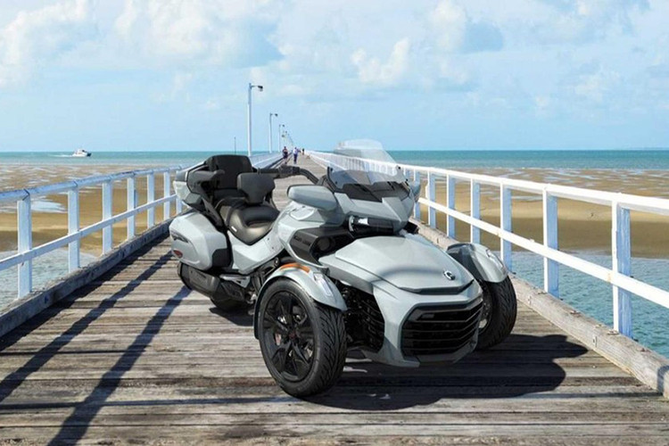 Can-Am Spyder RT 2021 là phiên bản nhằm tôn vinh cao tốc Sea-to-Sky ở British Columbia, đồng thời ám chỉ rằng chiếc xe có thể đưa khách hàng đến mọi địa điểm mà họ mong muốn.