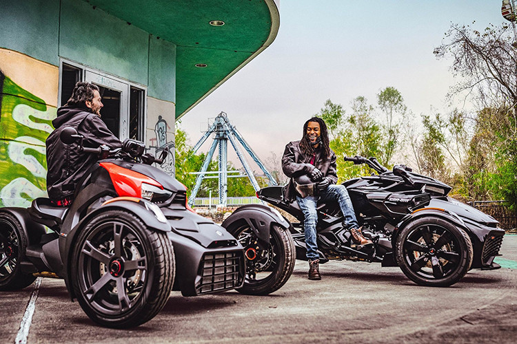 Khác với các mẫu môtô ba bánh hiện có trên thị trường, Can-Am lựa chọn cho mình một hướng đi hoàn toàn khác, mặc cho mọi sự phán xét của cộng đồng về việc các sản phẩm xe của hãng không phải xe môtô. Mới đây, thương hiệu này vừa chính thức ra mắt dòng sản phẩm siêu môtô 3 bánh Ca-Am 2021 mới, hướng đến đối tượng khách hàng trẻ tuổi.