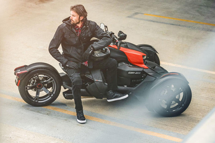 Đầu tiên, mẫu Can-Am Ryker vẫn giữ vẻ ngoải theo phong cách phiêu lưu, nhưng vẫn đảm bảo sự thoải mái khi vận hành trong đô thị. Mặt khác, mẫu Spyder sẽ mang phong cách touring, phù hợp cho những hành trình dài.