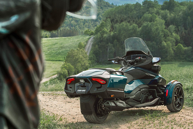 Bên cạnh màu sơn đặc biệt, mẫu Can-Am Spyder RT sẽ có các trang bị mới như ốp thân vỏ, vành xe, logo, yên xe bằng đệm thông minh hỗ trợ những chuyến đi dài.