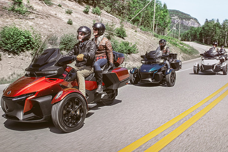 Trong khi đó, Can-Am Spyder RT 2021 mới cũng sẽ được nâng cấp để mang đến trải nghiệm tốt hơn trên đường trường. đồng thời có thêm phiên bản đặc biệt mang tên Sea-to-Sky, ám chỉ khả năng đi đường trường.