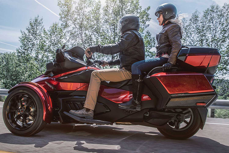 Ngoài phong cách mới mẻ hơn, Can-Am Ryker 2021 mới sẽ được bổ sung khác nhiều trang bị nhằm mang đến cho khách hàng khả năng cá nhân hóa tuyệt vời. Kể từ khi ra mắt vào năm 2018, Ryker luôn hướng đến đối tượng khách hàng trẻ tuổi chưa từng đi xe 3 bánh và muốn được trải nghiệm dòng xe này, vì vậy hãng đã trang bị cho xe khá nhiều phụ kiện nhằm phù hợp với lứa khách hàng mới.