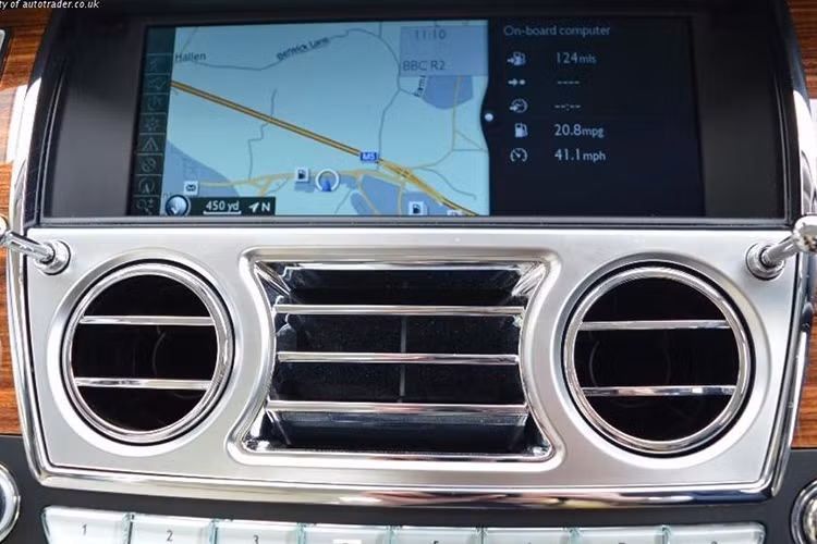 Nội thất của xe với vô-lăng 3 chấu tích hợp phím chức năng, các chi tiết ốp gỗ bóng, điều hòa 4 vùng độc lập, ghế ngồi bọc da cao cấp ghi nhớ vị trí ngồi và có chức năng massage/sưởi ấm. Bẳng táp-lô ốp gỗ bóng cao cấp, màn hình cảm ứng LCD kích thước lớn 19 inch, camera 360, hệ thống giải trí với dàn âm thanh 16 loa với CD/DVD, vệ tinh, rada vệ tinh... 