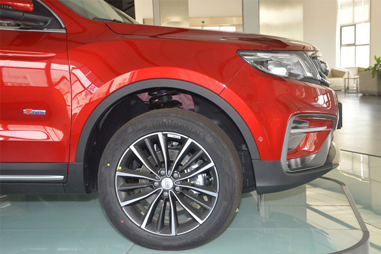 Chưa hết, chiếc SUV chưa có tên gọi chính thức của Proton còn đi kèm vành la-zăng 18 inch thay vì 19 inch như Geely Boyue. Riêng cản trước của chiếc SUV này lại tố cáo việc xe được ra đời từ Geely Boyue. 