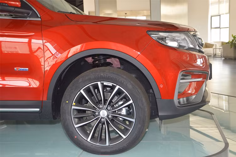 Chưa hết, chiếc SUV chưa có tên gọi chính thức của Proton còn đi kèm vành la-zăng 18 inch thay vì 19 inch như Geely Boyue. Riêng cản trước của chiếc SUV này lại tố cáo việc xe được ra đời từ Geely Boyue. 