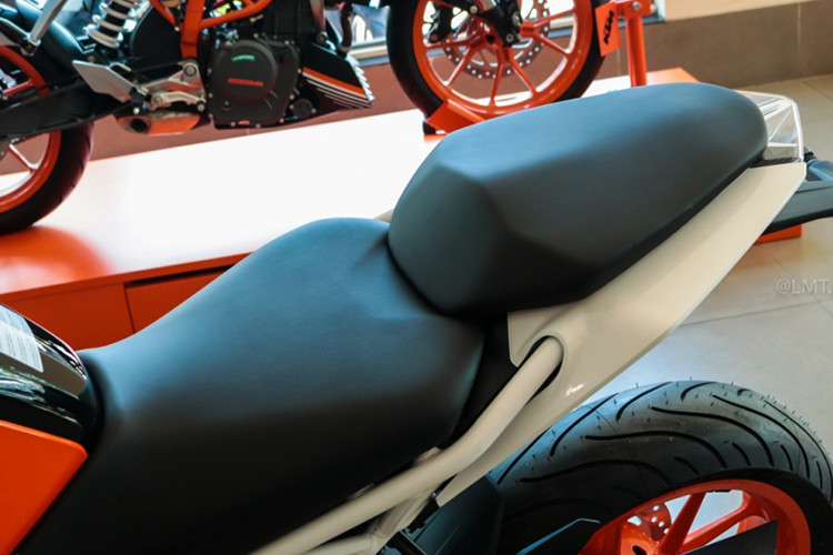 Yên xe vẫn được thiết kế dạng đôi rời, vị trí người điều khiển được hạ thấp trọng tâm. Ở phía sau, chiếc xe cũng được trang bị đèn hậu LED hiện đại và nằm trong tổng thể phần đuôi vuốt nhọn thể thao. Tổng trọng lượng của KTM Duke 390 2018 vẫn đạt mức thấp là 149 kg.