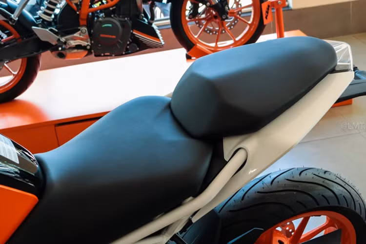 Yên xe vẫn được thiết kế dạng đôi rời, vị trí người điều khiển được hạ thấp trọng tâm. Ở phía sau, chiếc xe cũng được trang bị đèn hậu LED hiện đại và nằm trong tổng thể phần đuôi vuốt nhọn thể thao. Tổng trọng lượng của KTM Duke 390 2018 vẫn đạt mức thấp là 149 kg.