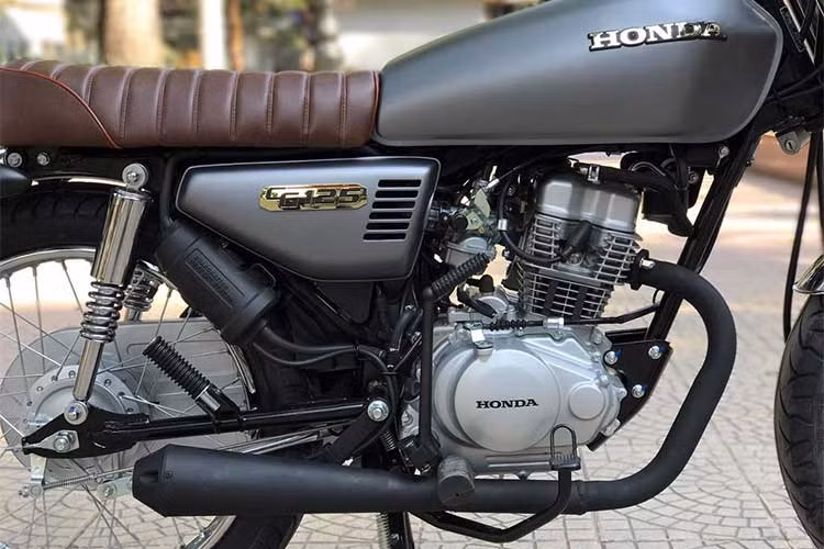 Trang bị an toàn trên Honda CG125 phiên bản 2017 là phanh tang trống trên cả 2 bánh. Cả hai bánh xe đều được gắn vành nan hoa, lốp trước kích thước 2.50 - R18, lốp sau 2.75 - R18. Trên phiên bản độ này, các chi tiết vẫn được giữ nguyên bản từ phía nhà sản xuất.