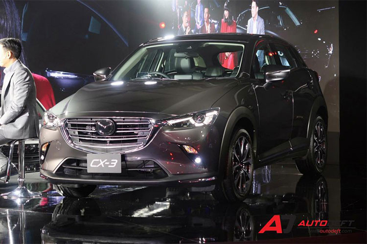 Ngoài ra, mẫu crossover cỡ B phiên bản nâng cấp cho năm 2018 này còn được bổ sung những chi tiết mạ crôm mới, viền hốc đèn sương mù màu tối, cụm đèn hậu LED theo phong cách của "đàn anh" Mazda CX-5 và bộ vành hợp kim 18 inch tái thiết kế, đi với lốp có kích thước 215/50.