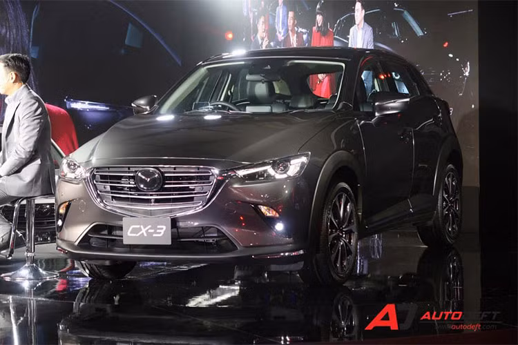 Ngoài ra, mẫu crossover cỡ B phiên bản nâng cấp cho năm 2018 này còn được bổ sung những chi tiết mạ crôm mới, viền hốc đèn sương mù màu tối, cụm đèn hậu LED theo phong cách của "đàn anh" Mazda CX-5 và bộ vành hợp kim 18 inch tái thiết kế, đi với lốp có kích thước 215/50.