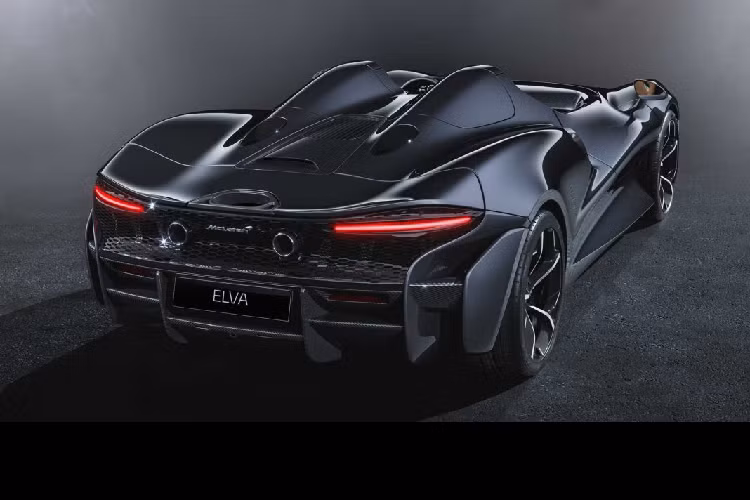 McLaren Elva sở hữu khối động cơ xăng V8, tăng áp kép, dung tích 4.0 lít tương tự "đàn anh" Senna. Động cơ tạo ra công suất tối đa 804 mã lực và mô-men xoắn cực đại 800 Nm. Toàn bộ sức mạnh này được truyền đến cầu sau thông qua hộp số 7 cấp ly hợp kép. Nhờ đó, McLaren Elva có thể tăng tốc từ 0-100 km/h trong thời gian chưa đầy 3 giây và 0-200 km/h trong 6,7 giây.