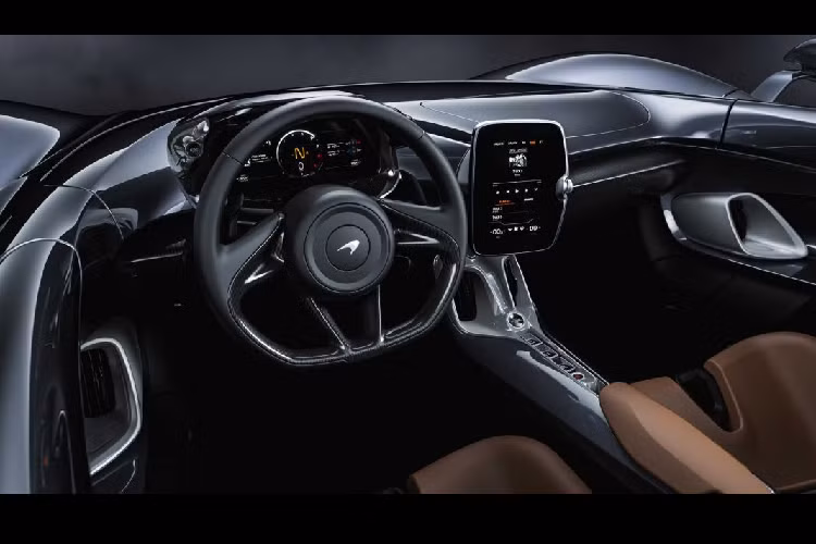 McLaren Elva sở hữu thiết kế mui trần với khoang lái mở, không hề có kính chắn gió hay kính cửa sổ. Bên cạnh đó, xe còn được trang bị hệ thống kiểm soát khí lưu thông minh AAMS giúp người lái cảm thấy thoải mái khi chạy ở tốc độ cao. Ở phần lớn các thị trường, kính chắn gió cố định sẽ được cung cấp cho McLaren Elva như trang bị tùy chọn.