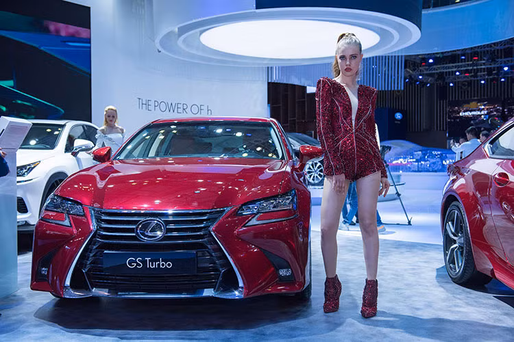 Những mẫu xe Lexus trang bị công nghệ Multi-Stage Hybrid cũng có thể chỉ sử dụng năng lượng điện để chạy ở dải tốc độ cao, lên tới 140 km/h trong điều kiện động cơ xăng đã ngắt. Nhờ thiết kế ưu việt của hệ thống Multi Stage Hybrid, người lái có thể tận dụng lợi thế của chế độ M để lựa chọn chuyển số bằng tay chỉ với lẫy chuyển số sau vô lăng - một tính năng lần đầu tiên có trên xe hybrid của Lexus.