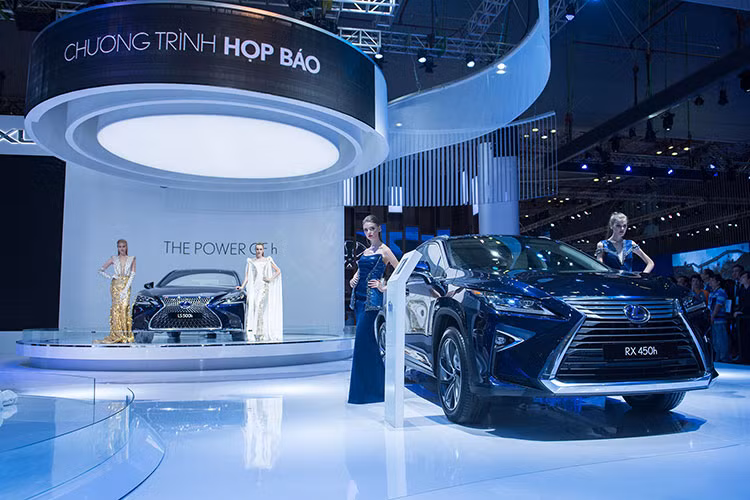 Là hãng xe sang tiên phong trong công nghệ Hybrid với việc giới thiệu mẫu xe SUV hybrid hạng sang đầu tiên RX400h vào năm 2004, thương hiệu ôtô Lexus đã thiết lập nên định nghĩa mới về một chiếc xe đẳng cấp và truyền cảm hứng đến hơn 1,1 triệu khách hàng trên toàn thế giới.