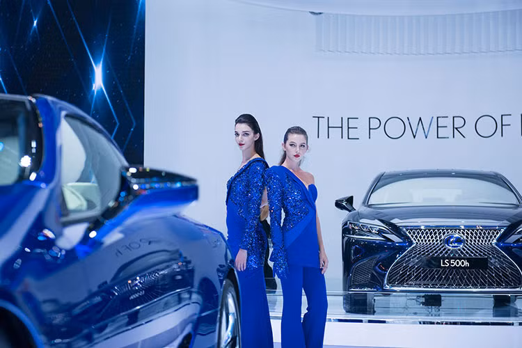 LS 500h thể hiện những chuẩn mực mới mà Lexus kiến tạo cho một chiếc sedan sang trọng hàng đầu, với thiết kế táo bạo, vận hành hứng khởi và sự lôi cuốn đầy tinh tế. Mẫu xe sang này có khung gầm được thiết kế dựa trên cấu trúc xe sang toàn cầu của Lexus (GA-L) và được trang bị hệ thống Lexus Multi-Stage Hybrid.