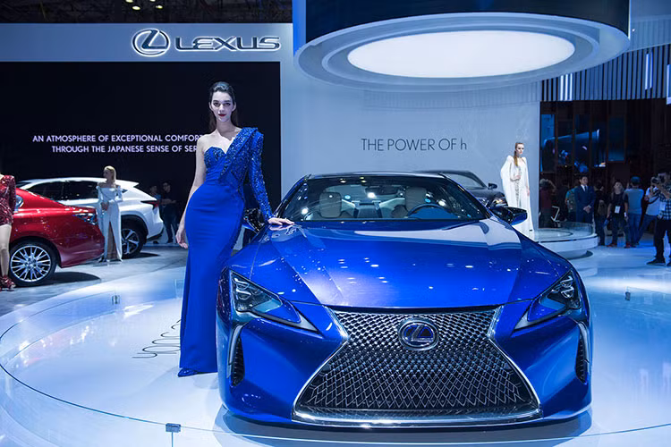 Vẻ quyến rũ của LC 500h bắt nguồn từ các ý tưởng thiết kế quan trọng, tỷ lệ kích thước cũng như chất thể thao của mẫu concept LF-LC từng được vinh danh toàn cầu. Dẫn đầu thế hệ xe mới của Lexus với khả năng vận hành hứng khởi, xe được thiết kế để mang lại cho khách hàng những trải nghiệm lái sắc nét của một chiếc coupe thể thao tiên phong. 