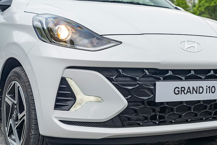 Xe sở hữu lưới tản nhiệt được thiết kế mới trẻ trung và cá tính hơn với kích cỡ lớn giúp tăng cường lượng khí làm mát giúp động cơ đạt hiệu suất tối đa. Cản trước và sau cũng được tái thiết kế mang dáng vẻ thể thao. Cụm đèn LED ban ngày DRL (Daytime Running Light) tạo hình xương cá độc đáo tạo nên phong cách thời trang cho chiếc xe.