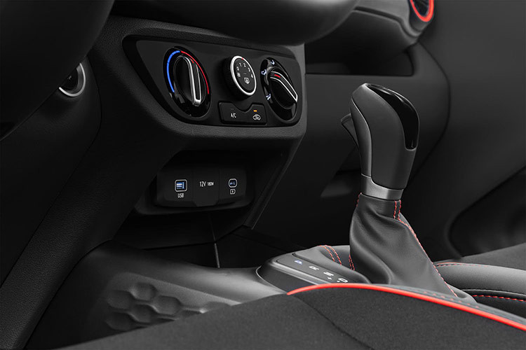 Ghế ngồi trên xe được thiết kế lại đem đến khả năng nâng đỡ tốt hơn cho người sử dụng. Cửa gió điều hoà cho hàng ghế sau đem đến không gian thoáng đãng dễ chịu cho hành khách. Tính năng điều khiển hành trình (Cruise Control) vốn dĩ chỉ được trang bị ở những mẫu xe phân khúc cao hơn hiện nay đã được trang bị trên New Grand i10. 