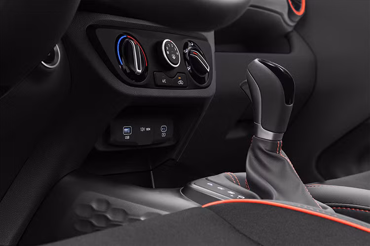 Ghế ngồi trên xe được thiết kế lại đem đến khả năng nâng đỡ tốt hơn cho người sử dụng. Cửa gió điều hoà cho hàng ghế sau đem đến không gian thoáng đãng dễ chịu cho hành khách. Tính năng điều khiển hành trình (Cruise Control) vốn dĩ chỉ được trang bị ở những mẫu xe phân khúc cao hơn hiện nay đã được trang bị trên New Grand i10. 