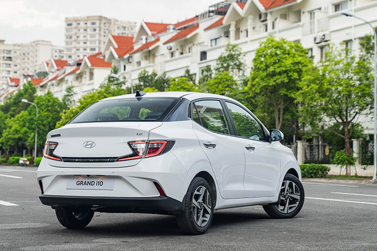 New Grand i10 là chiếc xe được chú trọng vào sự an toàn khi xe được trang bị những tính năng an toàn cả chủ động lẫn bị động như: Hệ thống chống bó cứng phanh ABS; Hệ thống phân bổ lực phanh điện tử EBD; Hệ thống hỗ trợ lực phanh BA; Hệ thống cân bằng điện tử ESC; Hệ thống khởi hành ngang dốc HAC; Hệ thống an toàn 4 túi khí; Hệ thống camera và cảm biến lùi; Hệ thống chống trộm Immobilizer...