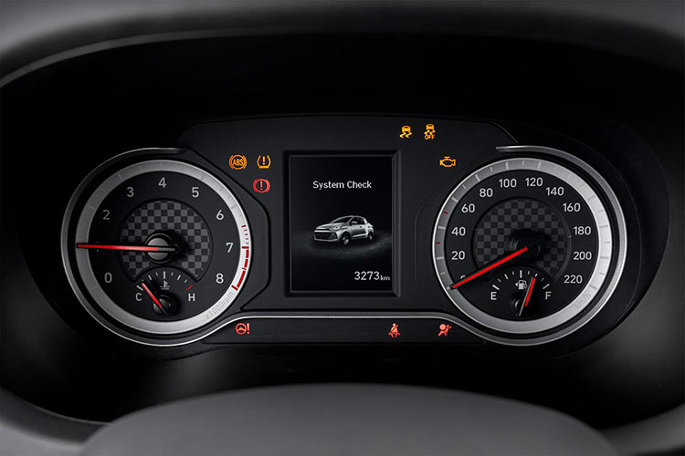 Những tính năng nổi bật khác có thể thấy như nút bấm khởi động Start/Stop engine, chìa khóa thông minh smartkey, vô lăng điều chỉnh 4 hướng tích hợp phím chức năng, gương chiếu hậu có sấy, cửa sổ chỉnh điện chống kẹt, ghế sau phiên bản hatchback có khả năng gập hoàn toàn tạo mặt phẳng.