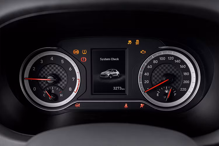 Những tính năng nổi bật khác có thể thấy như nút bấm khởi động Start/Stop engine, chìa khóa thông minh smartkey, vô lăng điều chỉnh 4 hướng tích hợp phím chức năng, gương chiếu hậu có sấy, cửa sổ chỉnh điện chống kẹt, ghế sau phiên bản hatchback có khả năng gập hoàn toàn tạo mặt phẳng.