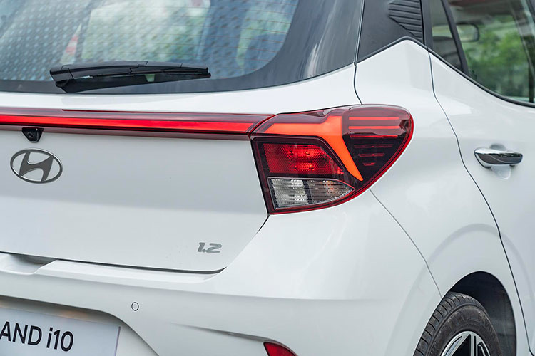 Toàn bộ thân xe được bo tròn phối hợp những đường gân làm nổi bật chiều rộng của xe. Xe được trang bị lazang hợp kim kích thước 15 inch cũng được thiết kế lại tạo nên vẻ hiện đại và cứng cáp hơn. Đuôi xe phiên bản hatchback được tạo hình với cụm đèn hậu được bổ sung công nghệ chiếu sáng LED tạo hình thanh mảnh.