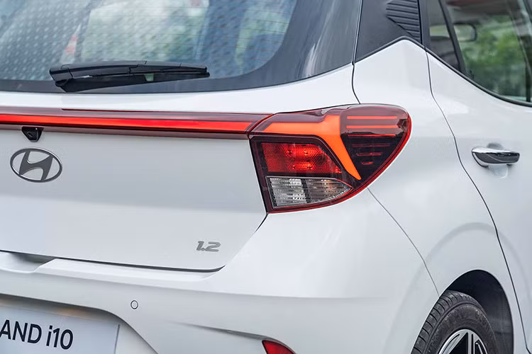 Toàn bộ thân xe được bo tròn phối hợp những đường gân làm nổi bật chiều rộng của xe. Xe được trang bị lazang hợp kim kích thước 15 inch cũng được thiết kế lại tạo nên vẻ hiện đại và cứng cáp hơn. Đuôi xe phiên bản hatchback được tạo hình với cụm đèn hậu được bổ sung công nghệ chiếu sáng LED tạo hình thanh mảnh.