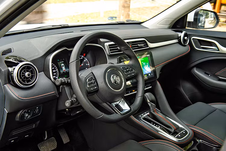 Ngoài ra, mẫu xe MG ZS mới còn có hệ thống điều hòa tự động với chức năng lọc bụi mịn PM2.5 cùng thiết kế liền mạch 1 dải thay cho dạng núm xoay của đời cũ là những chi tiết cải tiến đáng giá của MG ZS nâng cấp vừa ra mắt. Hơn nữa, xe còn được bổ sung cửa gió điều hòa hàng ghế sau rất phù hợp với thời tiết Việt Nam.