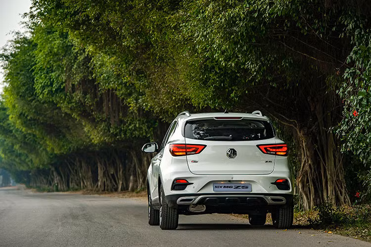 Nâng cấp đáng kể của chiếc SUV này phải kể đến cụm đèn pha giờ đây sử dụng công nghệ LED Projector Headlight tự động thay cho Halogen trước đây kết hợp dải đèn định vị ban ngày hình móc câu đầy ấn tượng. Khu vực cản trước, mẫu xe này cũng đã góc cạnh hơn, cụm đèn sương mù hoàn toàn mới giúp "gương mặt" của xe trở nên mạnh mẽ hơn. 