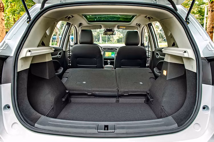 Bên dưới nắp ca-pô, cả 2 phiên bản của MG ZS 2021 vẫn được trang bị khối động cơ xăng, dung tích 1.5L cho công suất tối đa 112 mã lực và mô-men xoắn cực đại 150 Nm.