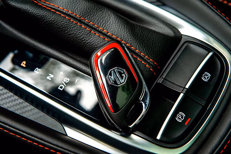 Các trang bị của xe như phanh chống bó cứng ABS, phân bổ lực phanh điện tử EBD, hỗ trợ phanh khẩn cấp EBA, cân bằng điện tử SCS, hỗ trợ khởi hành ngang dốc HHC, hỗ trợ đổ đèo HDC, kiểm soát lực kéo TCS, kiểm soát phanh ở góc cua CBC, cảm biến áp suất lốp TPMS, camera 360 độ, cảm biến lùi và 6 túi khí.