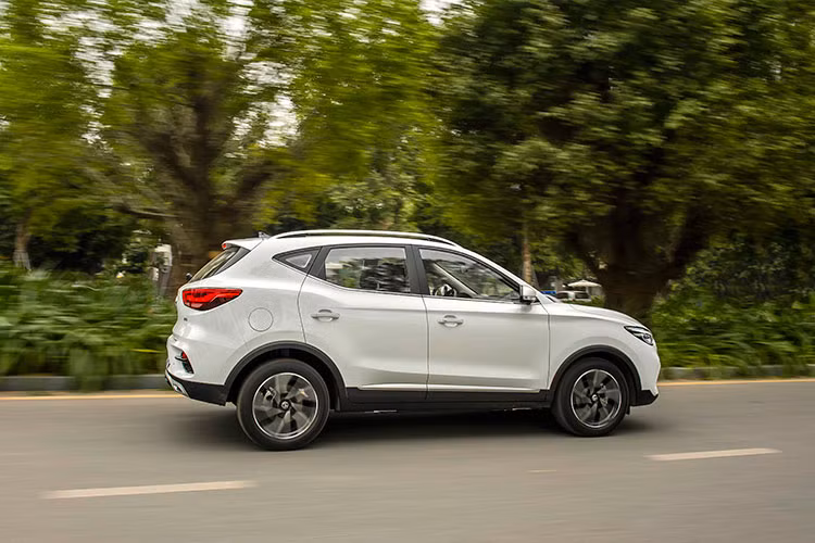 Hệ dẫn động vẫn là loại cầu trước nhưng đáng chú ý, hộp số không còn là loại tự động 4 cấp như ở bản nhập Trung Quốc mà đã được đổi sang loại vô cấp CVT đem lại các trải nghiệm lái êm ái hơn. Ngoài ra, hộp số này còn có tính năng giả lập 8 cấp số cho người dùng muốn trải nghiệm cảm giác lái “thể thao”.