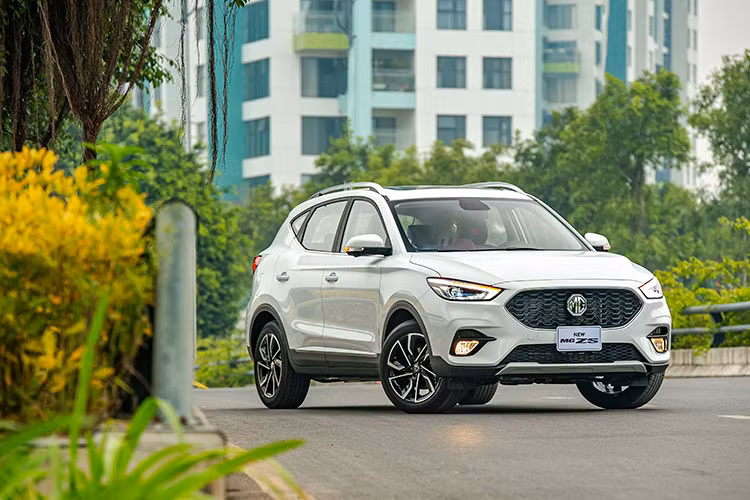 Nhà phân phối chính hãng thương hiệu xe hơi MG tại Việt Nam là Tan Chong vừa chính thức giới thiệu phiên bản nâng cấp của mẫu xe ZS. Đây là lần nâng cấp đầu tiên và rất nhanh chóng sau hơn nửa năm mở bán tại nước ta của mẫu xe SUV MG ZS. Động thái này nhằm giúp chiếc SUV đô thị của thương hiệu gốc Anh quốc có sức cạnh tranh hơn với các đối thủ như Kia Seltos, Ford EcoSport hay Hyundai Kona.