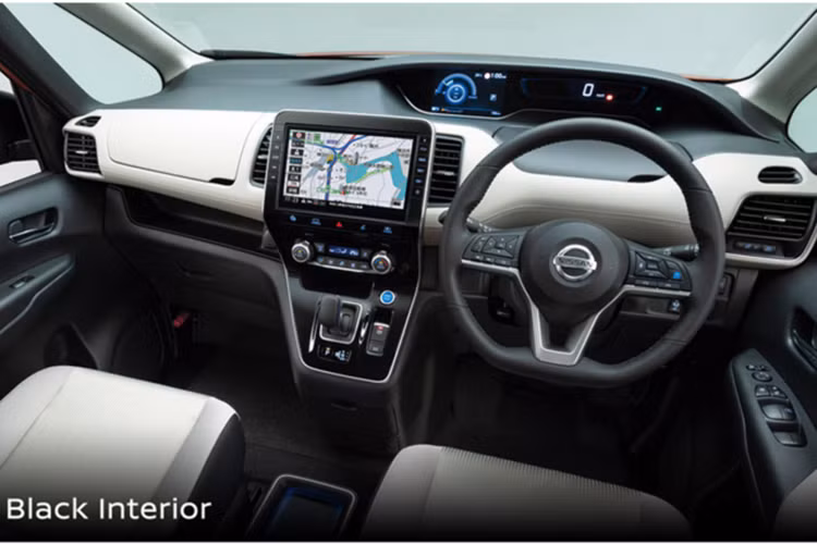 Bên trong Nissan Serena 2019 là không gian nội thất gần như không có gì mới. Ở phiên bản tiết kiệm nhiên liệu e-Power, Nissan Serena 2019 đi kèm cần số điện tử riêng, phanh đỗ xe cơ điện tử, nút bấm khởi động máy và tính năng hỗ trợ giữ phanh tạm thời. Trong khi đó, ở Nissan Serena 2019 bản thường được trang bị phanh đỗ xe dạng bàn đạp bằng chân.