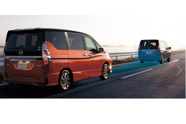 Xe vẫn dùng động cơ xăng 4 xi-lanh, dung tích 2.0 lít với công suất tối đa 150 mã lực tại tua máy 6.000 vòng/phút và mô-men xoắn cực đại 200 Nm tại tua máy 4.400 vòng/phút, kết hợp cùng hộp số Xtronic CVT. Trong khi đó, Nissan Serena e-Power 2019 dùng động cơ xăng 3 xi-lanh và mô-tơ điện. Động cơ xăng ở Nissan Serena e-Power 2019 chỉ đóng vai trò giúp tăng phạm vi hoạt động cho xe.