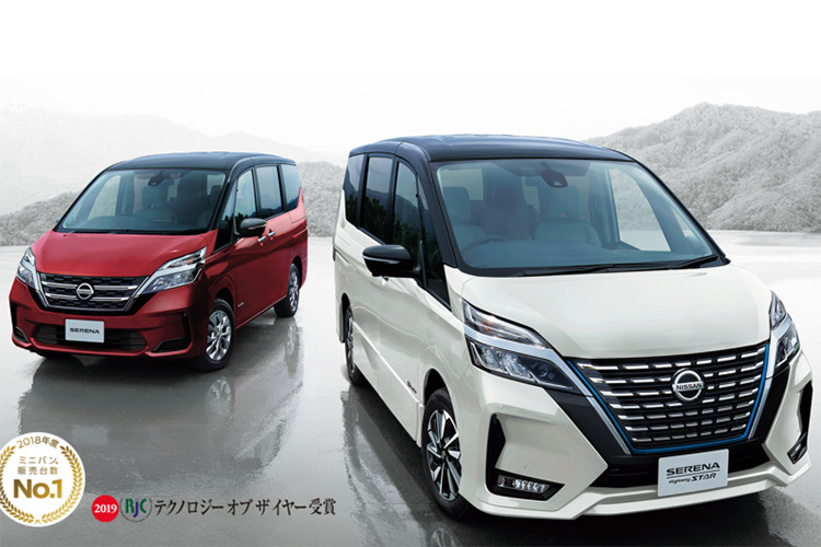 Qua những hình ảnh do hãng xe Nissan tung ra, có thể thấy Serena 2019 sở hữu 2 thiết kế khác nhau, tùy theo phiên bản. Theo đó, ở phiên bản cấp thấp, Serena 2019 được trang bị lưới tản nhiệt V-Motion đơn giản hơn, đi kèm 2 nan mạ crôm nằm ngang, bao quanh logo của hãng Nissan.