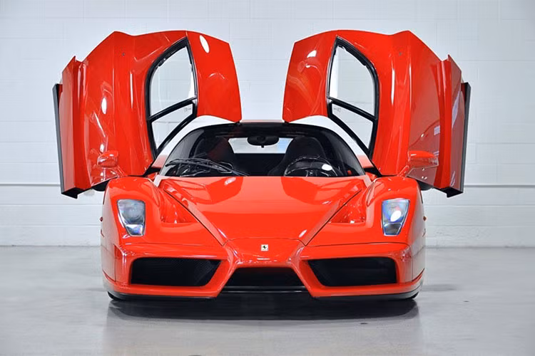Vào năm 2013, tay đua Michael Schumacher đã bất ngờ rao bán 2 chiếc Ferrari nằm trong bộ sưu tập siêu xe của mình là chiếc Enzo màu đỏ và siêu xe đua Ferrari FXX màu đen. Trong đó, giá chào bán cho Ferrari Enzo là 1,47 triệu đô la. Hiện tại siêu xe "huyền thoại" này đang thuộc sở hữu của đại lý Classic Motors For Sale.
