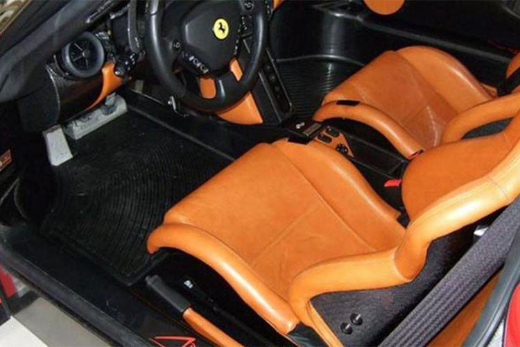 Được biết, chiếc Ferrari Enzo của Michael Schumacher đã chạy được quãng đường 5.197 miles, tương đương 8.363 km. Ngoại thất siêu xe này sở hữu bộ áo màu đỏ Rosso Scuderia và nội thất bọc da màu nâu.