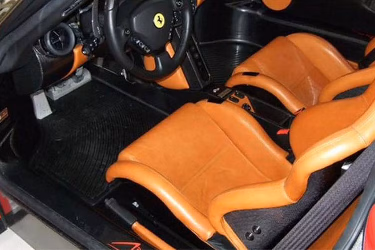 Được biết, chiếc Ferrari Enzo của Michael Schumacher đã chạy được quãng đường 5.197 miles, tương đương 8.363 km. Ngoại thất siêu xe này sở hữu bộ áo màu đỏ Rosso Scuderia và nội thất bọc da màu nâu.