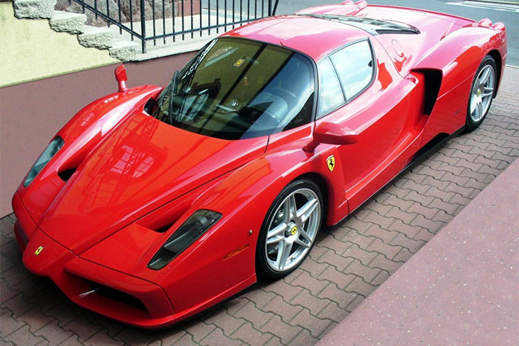 Ferrari Enzo được trang bị động cơ V12, dung tích 6.0 lít, sanh sinh công suất tối đa 660 mã lực tại vòng tua máy 7.800 vòng/phút và mô-men xoắn cực đại 657 Nm tại vòng tua máy 5.500 vòng/phút. Xe dễ dàng tăng tốc từ 0-100 km/h chỉ trong 3,6 giây trước khi đạt tốc độ tối đa 349 km/h.