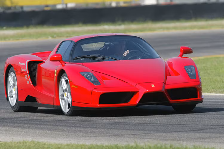 Vào hồi đầu năm 2017, một chiếc Ferrari Enzo được "treo giá" lên tới 3,9 triệu USD (tương đương 88,2 tỷ đồng), dù đã rời nhà máy của hãng siêu xe Ferrari từ tháng 10/2013. Lý do khiến nó có giá đắt như vậy là do tới thời điểm hiện tại, chiếc xe vẫn còn trong tình trạng mới gần như 100% và mới chỉ đi được 227 km.